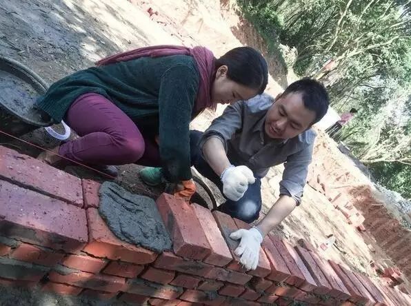 深山老林自建豪华木屋隐居生活,90后小情侣隐居深山建别墅仅花6万