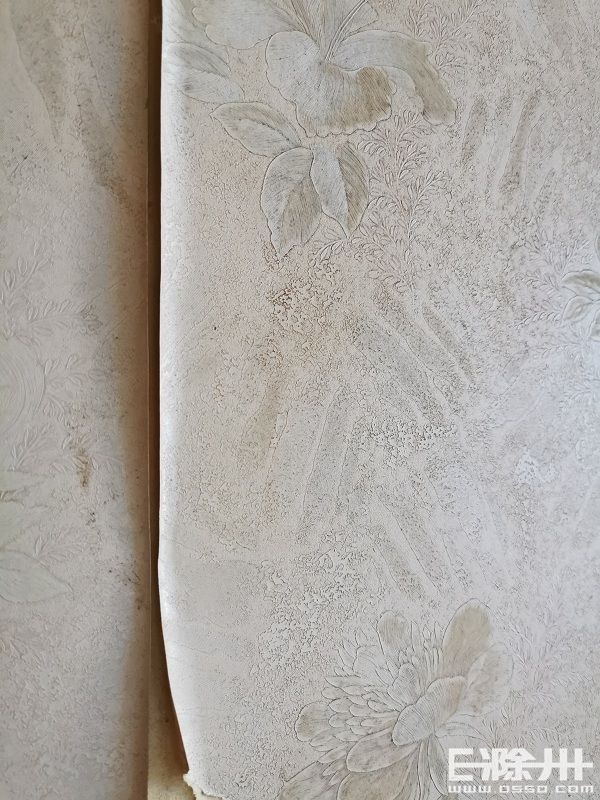 墙纸发霉撕下后墙壁有霉斑,气候潮湿墙纸发霉严重怎么办