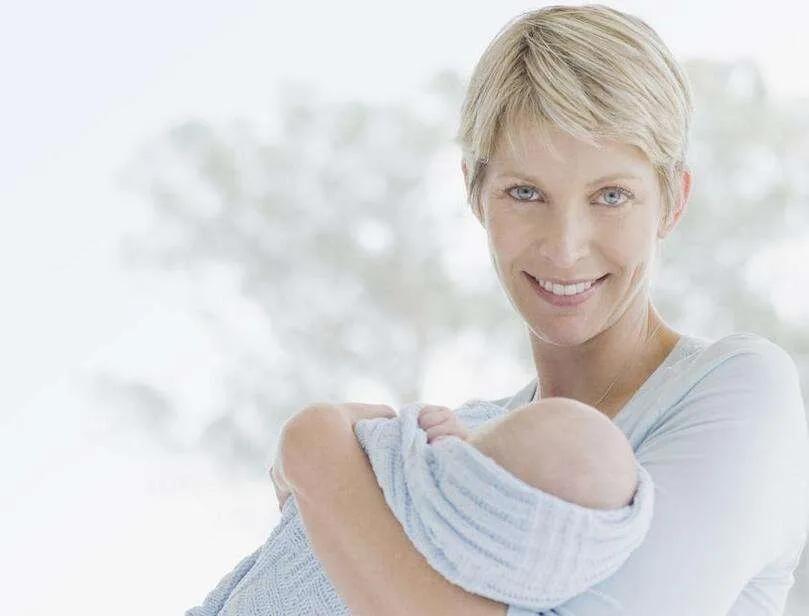 月子里有保姆和月嫂照顾还是崩溃,月嫂和保姆在月子里都干哪些活