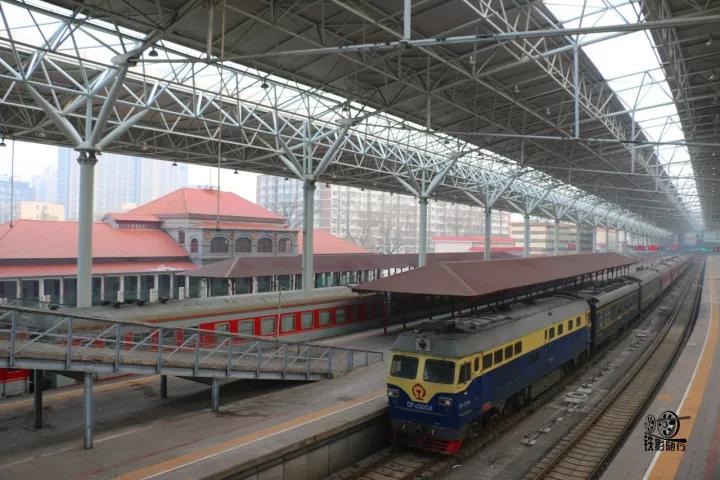 行人车辆请注意火车就要来了,行人车辆请注意火车来了不要抢道