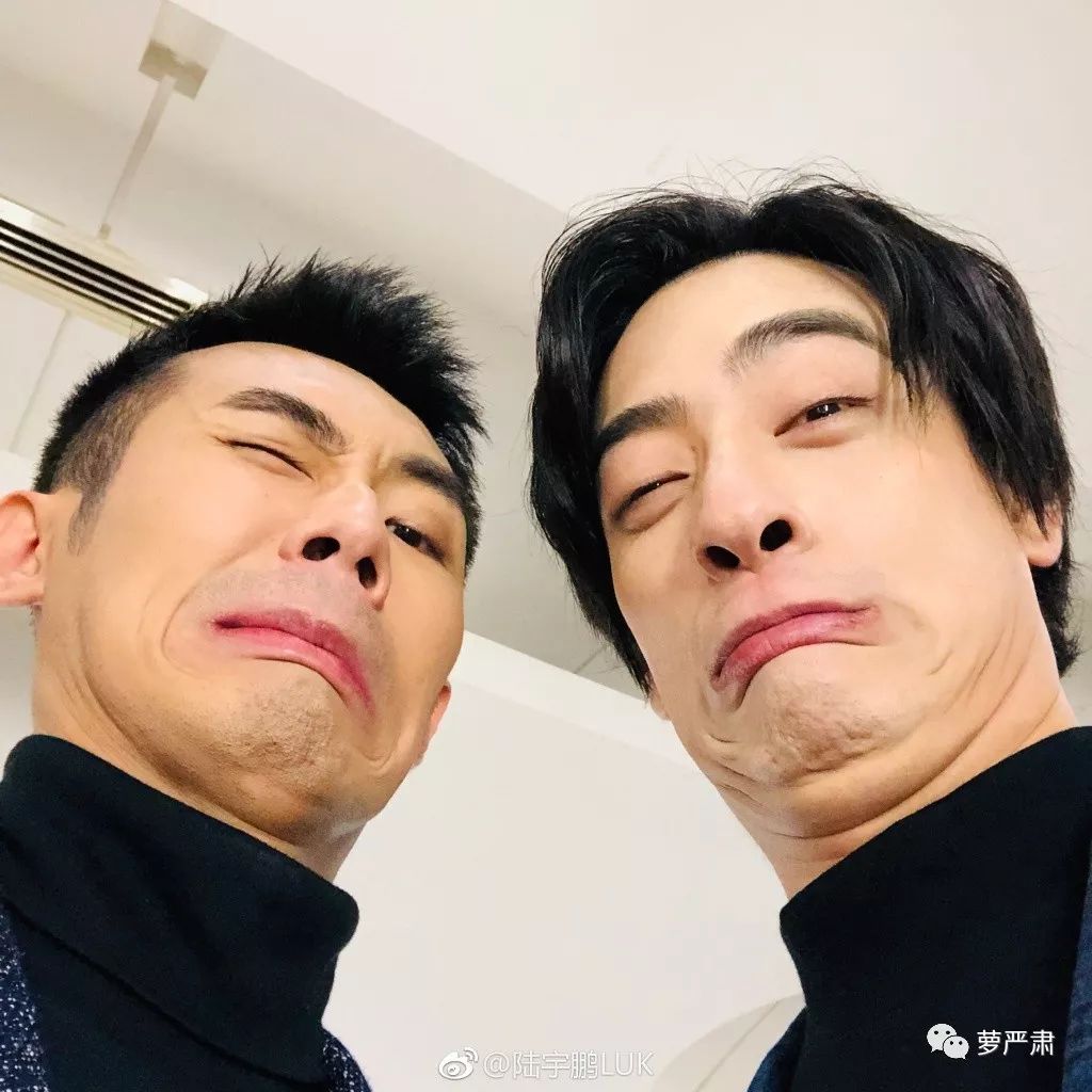 一开始我以为爱上了实力派,没想到他们还全是梗王