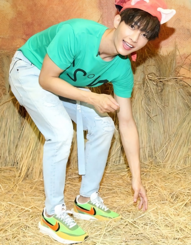 别再穿匡威了，现在火了耐克“情侣鞋”，改天还能和女友换着穿