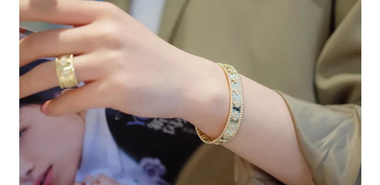 几十万的手镯原来长这样，梵克雅宝的饰品大家能欣赏得来吗？