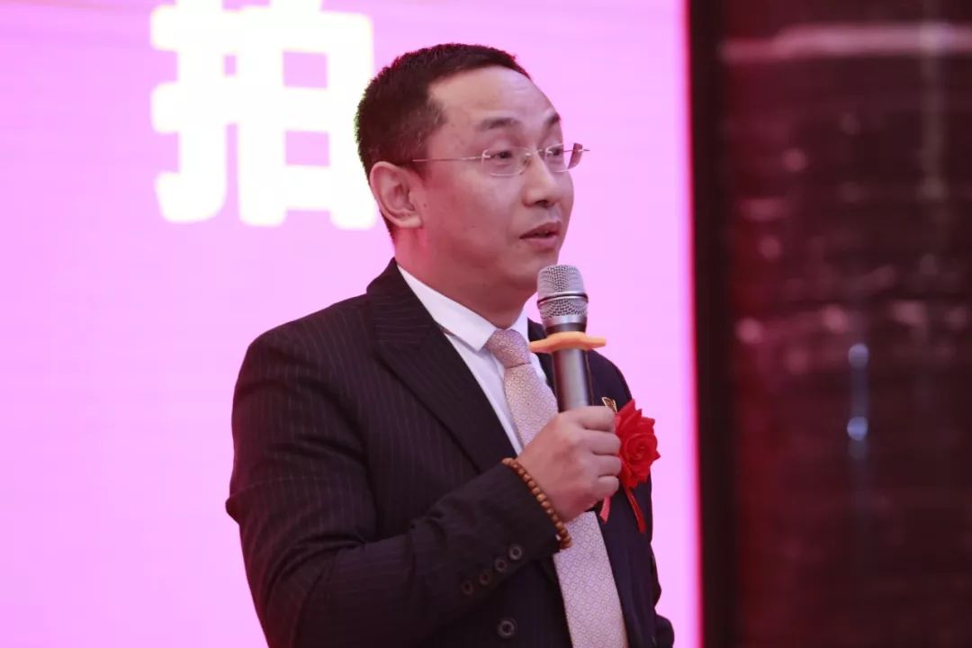 电商江湖打破沉寂：“新物种”爱拍拍隆重发布“竞拍”功能