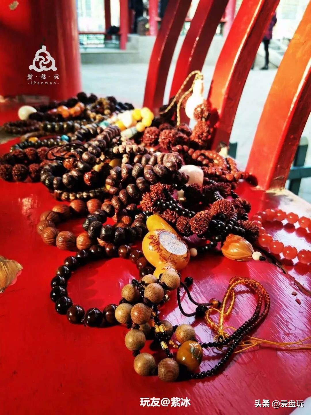 玩了五六百条手串,每天麒麟臂上班,这女子玩串牛气