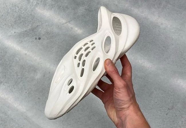 yeezy洞洞凉鞋评测,yeezy350白斑马鞋子穿搭