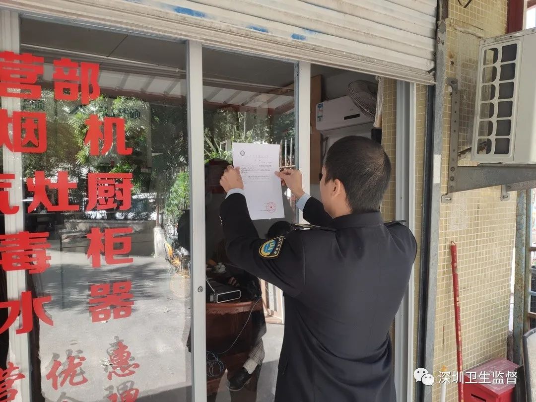 汽车座椅当牙椅？！男子被查时正徒手伸进老乡嘴里给人“搞牙”