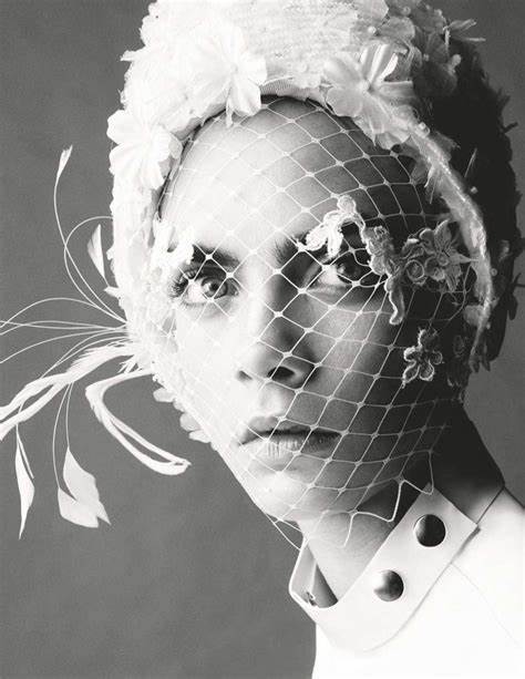 甜!英国贵族超模爱上美国女演员,机场热吻,狂撒狗粮