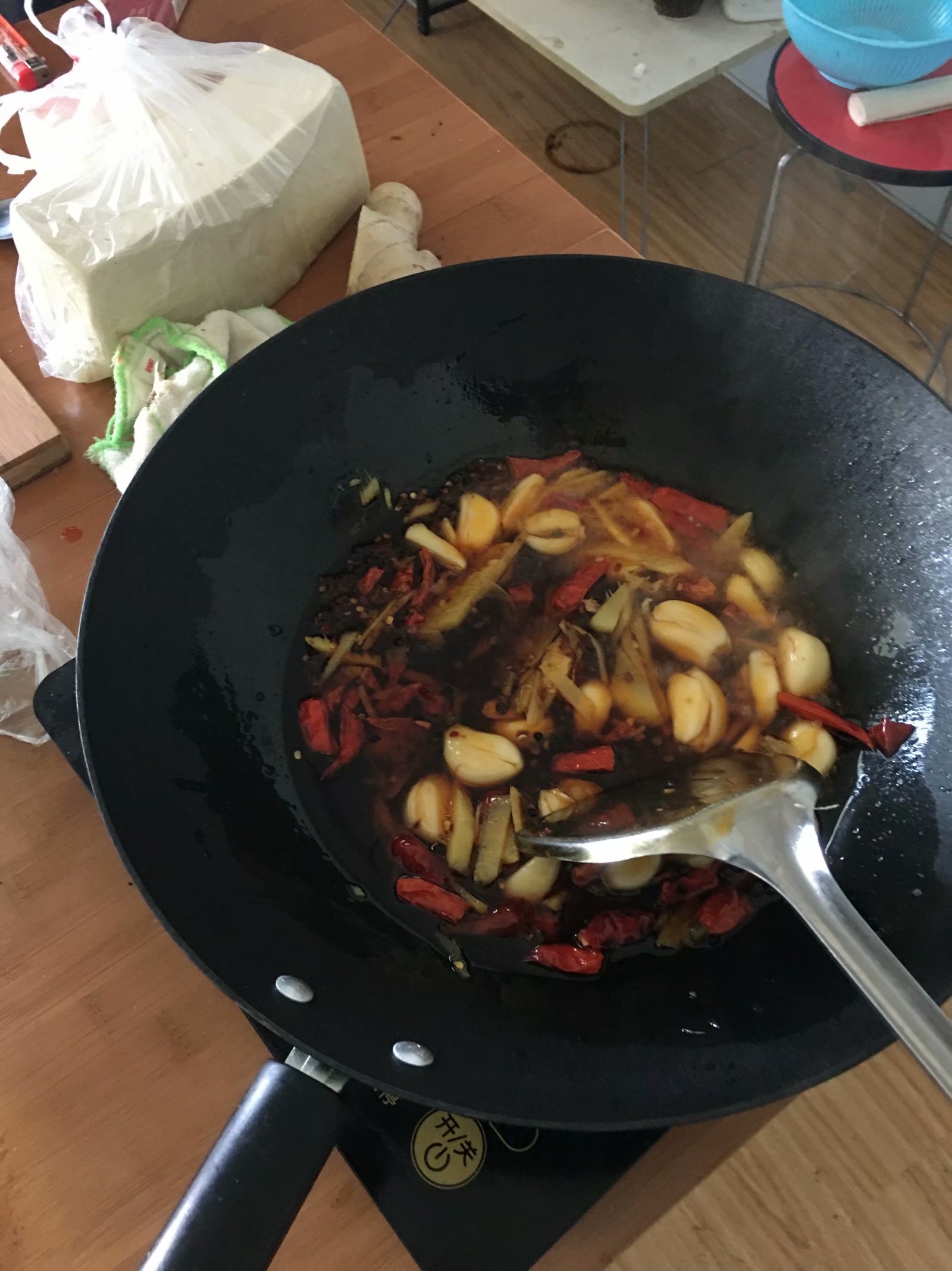 如何做酸辣鱼头炖豆腐,麻辣鱼头炖豆腐怎么做最好吃