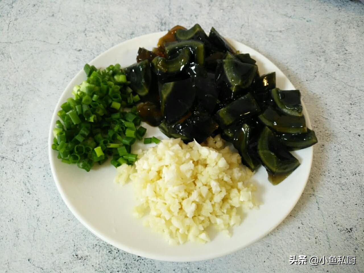 夏天太热就别炒菜了，试试这道凉菜吧，低脂高钙又爽口，越吃越香