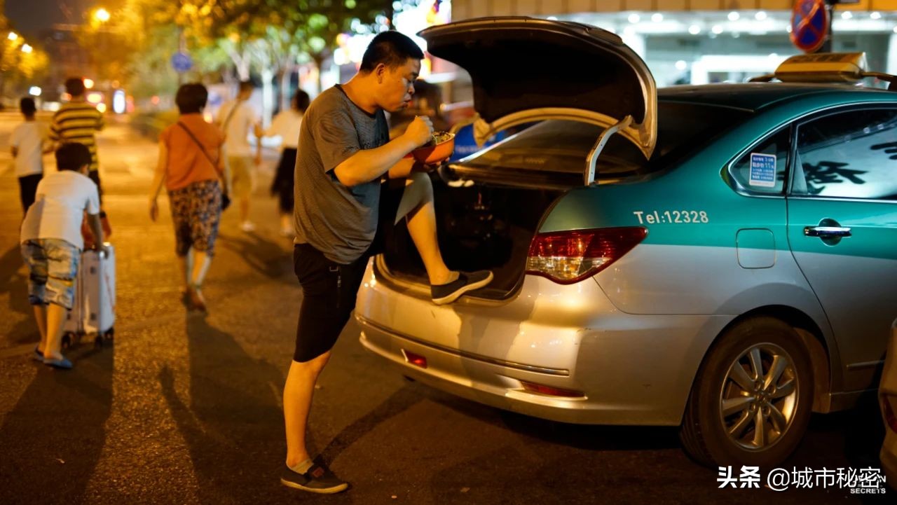 30年前杭州出租车夜班司机的故事，看尽杭州有味道的夜生活