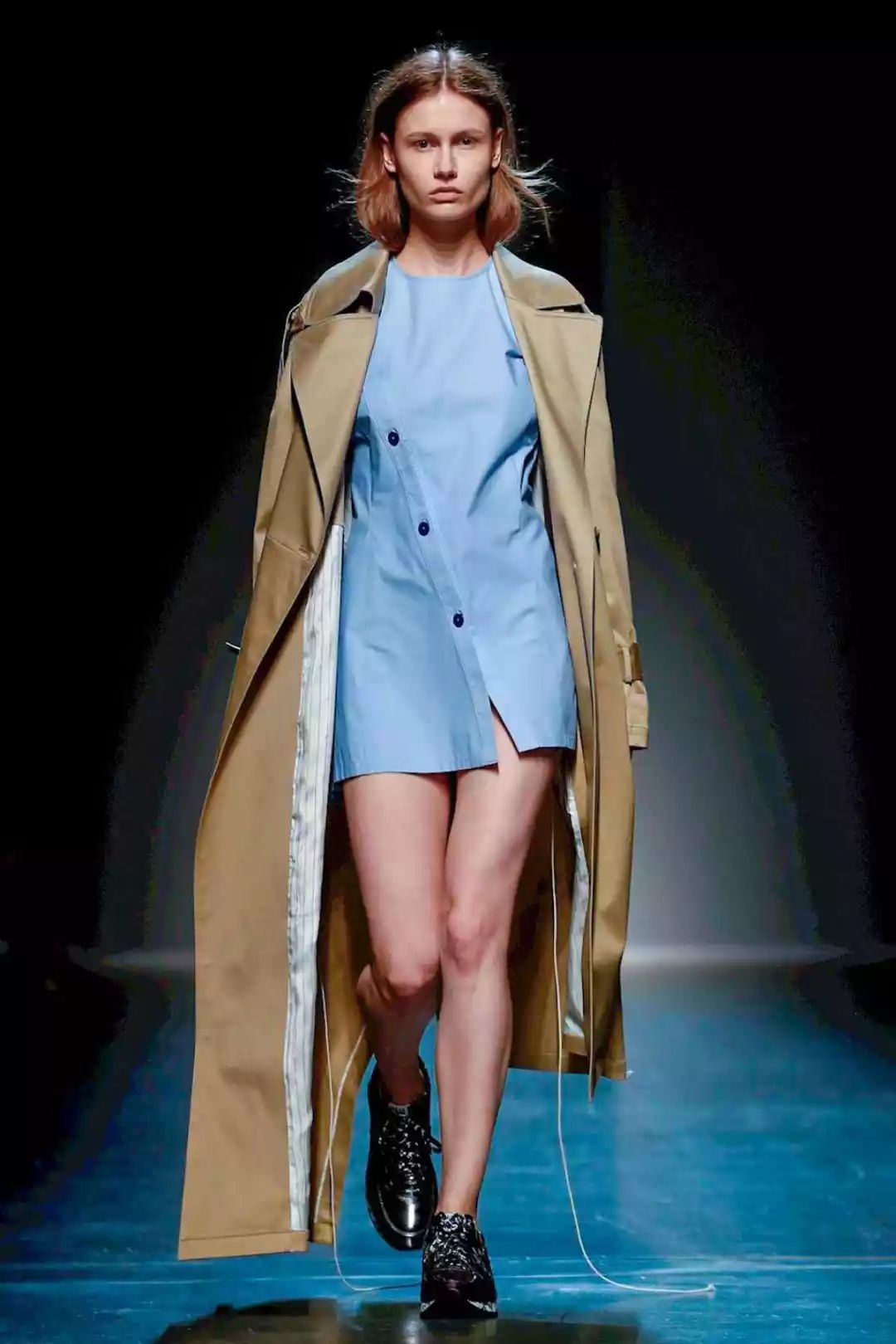 短风衣怎么穿出高级感,超长风衣穿搭技巧