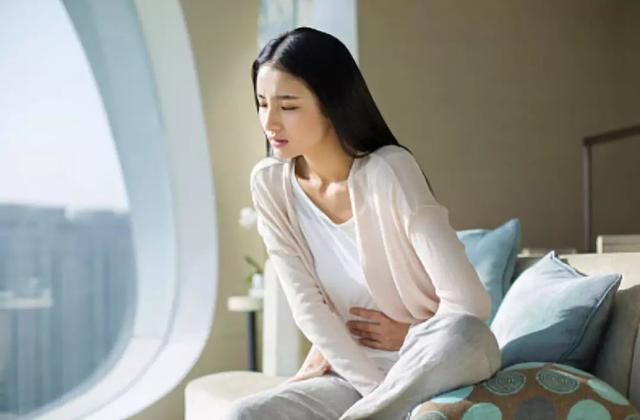 18岁少女，偷用卫生棉条卡住，无奈去医院求助，医生：不能这样用