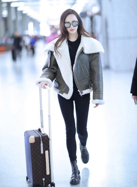 这条围巾5元英语,这条围巾的价格有点高英文怎么说