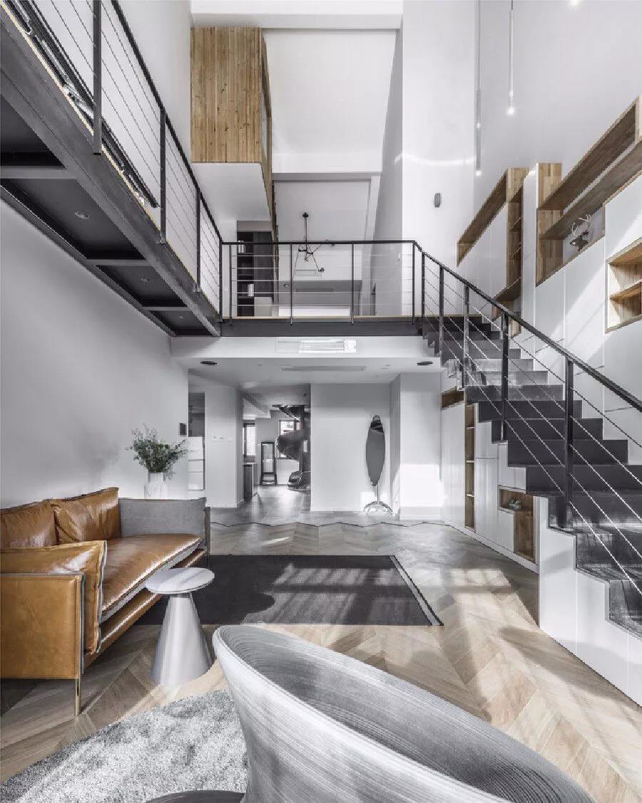 330㎡跃层，还附带阁楼，难怪朋友说像别墅，太大气了！尤其客厅