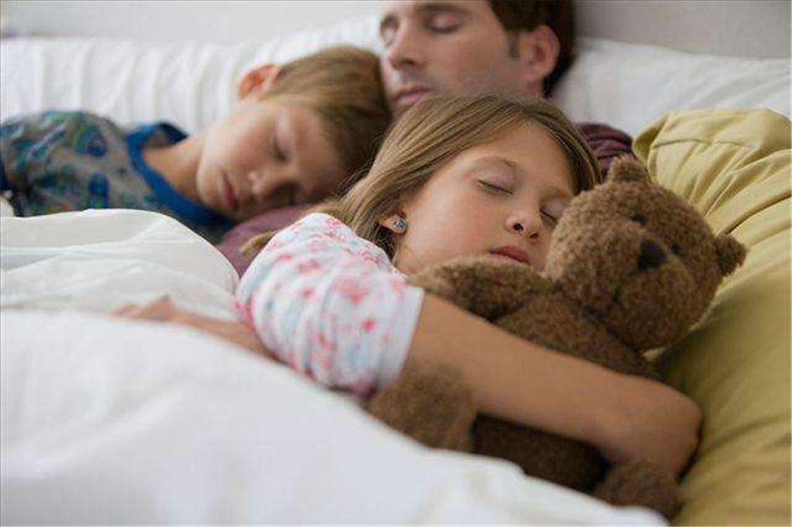 怎样正确引导孩子分床睡,孩子不愿意分床分房睡怎么解决