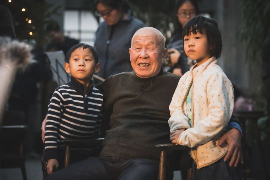 一个中年鬼才，整天逛公园，缠着大爷大妈给他唱歌