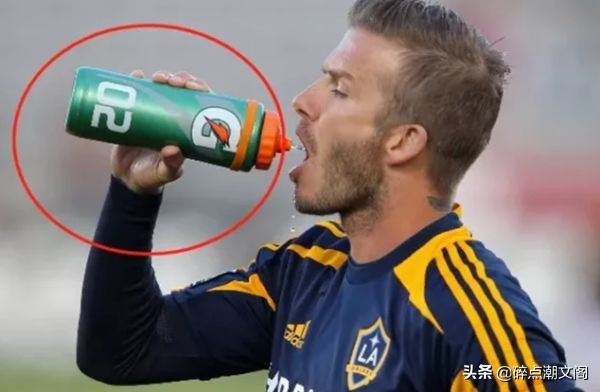 足球运动员为什么把喝的水吐掉,足球运动员喝水为什么会吐出来