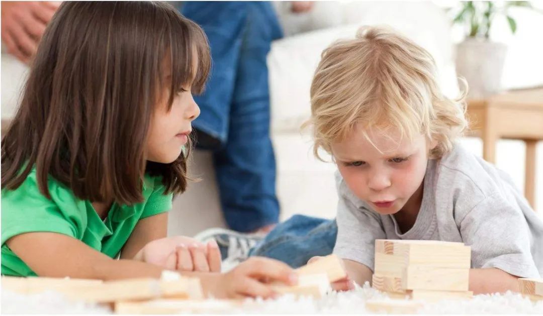 关于孩子比较不爱说话的家长建议,孩子不爱说话怎么引导他开口