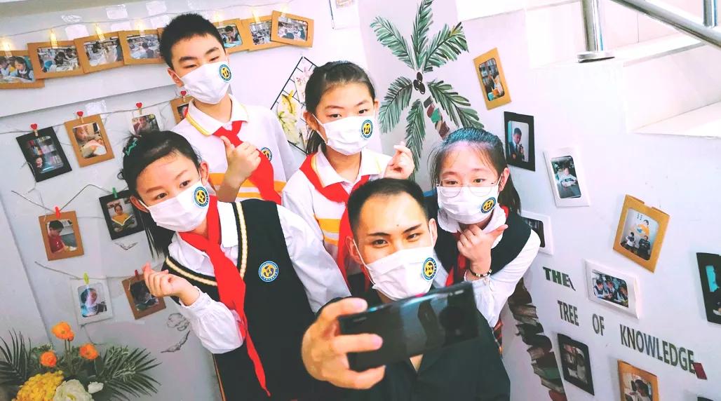 “嘿，我们开学啦！”今日返校师生自拍留念这一刻