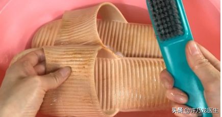 拖鞋也要经常洗,洗拖鞋时撒一把不管多脏