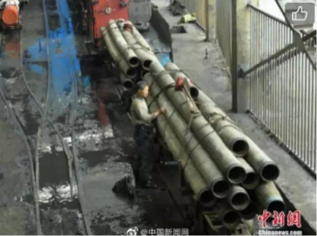 上海一男子持刀砍人，民警开枪击伤并送医