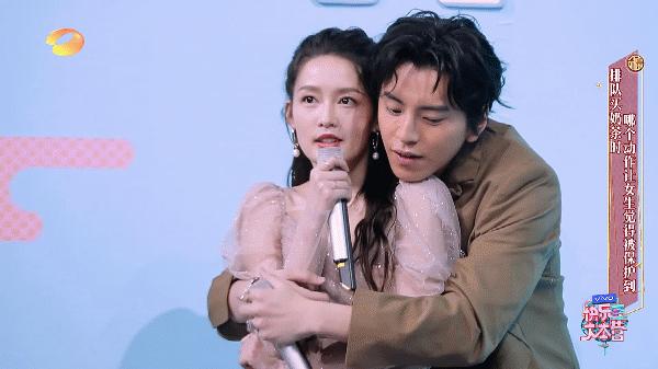 表演入戏还是别有用心，围观也有节操，吃瓜群众要分清专业与猥琐