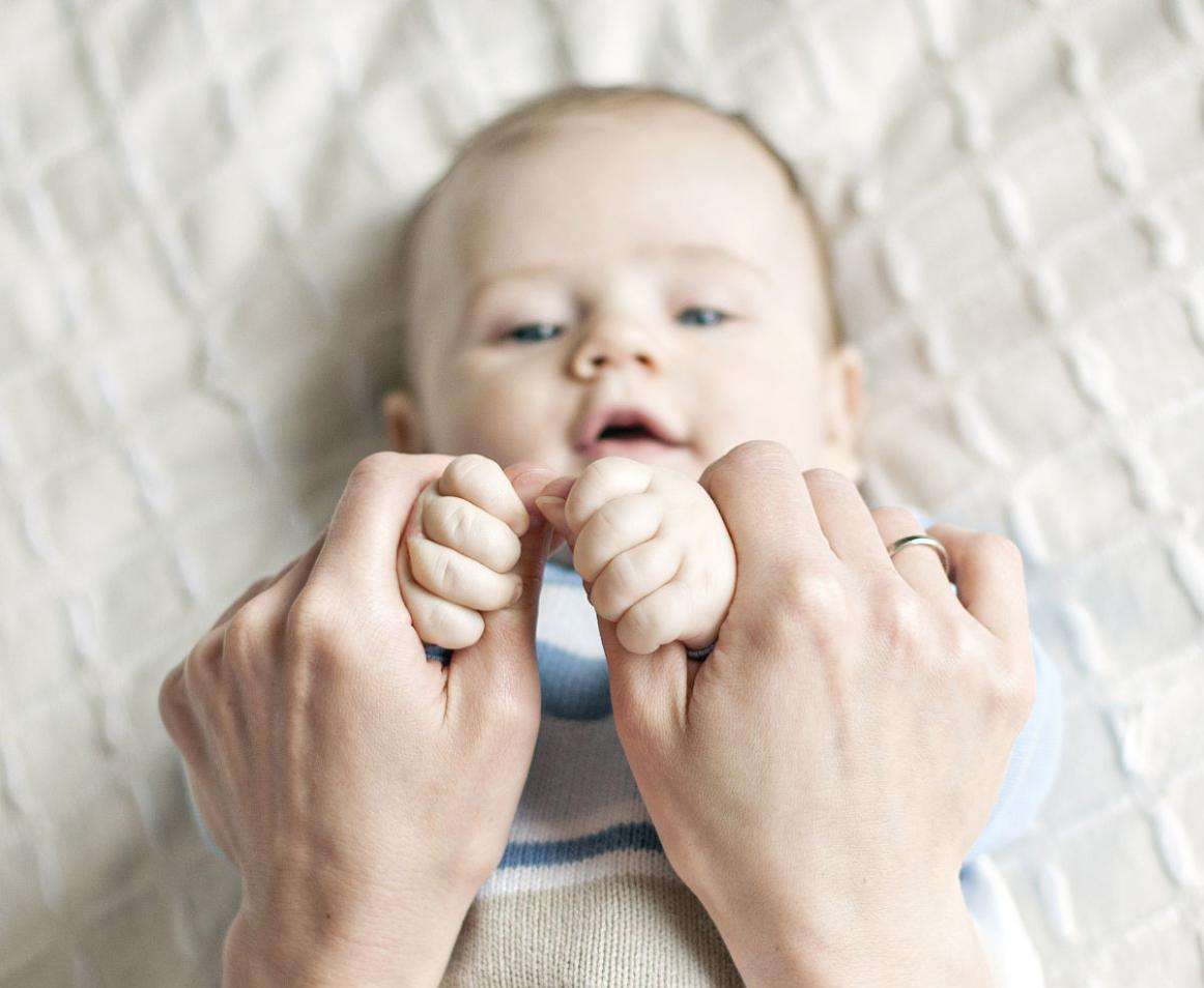 新生儿宝宝表现出来的各种信号,新生儿的正确反射方法