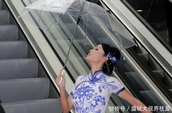 女子在自己身上画了一件旗袍,女子穿旗袍走在大街上惊呆众人