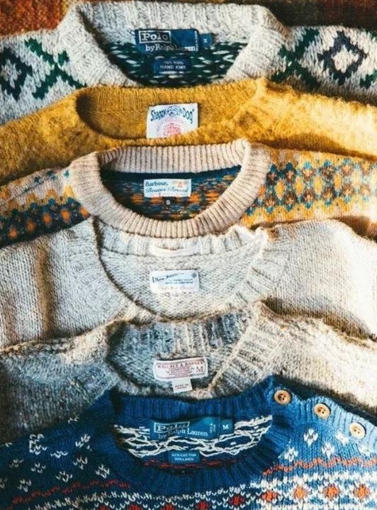 费尔岛毛衣特别适合英伦风的搭配,毛衣这样穿再普通的毛衣也时髦