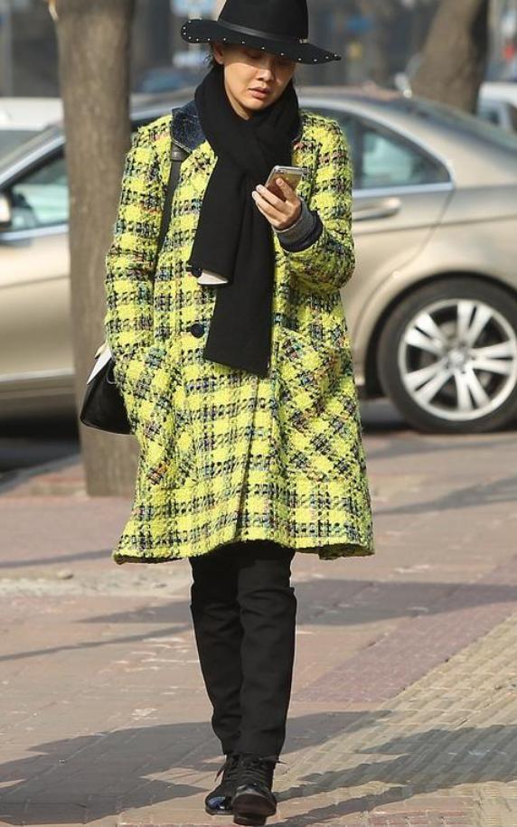 牛莉同款粉色大衣,牛莉出席活动穿一身白色西装图片