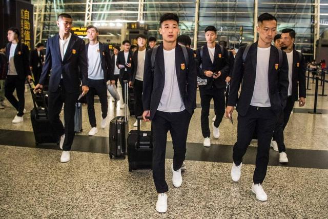 国足出征西装价格,国足为啥还穿2023赛季的衣服