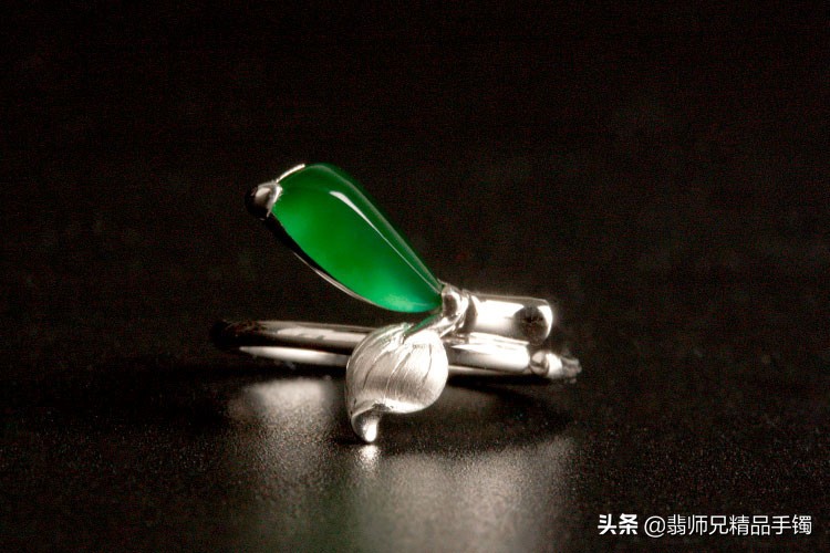 来看看翡翠戒指佩戴在不同手指上的含义