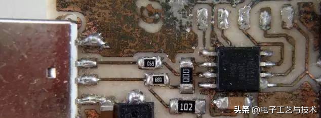 怎么电路板上有0.5欧姆电阻,电路板上绿色电阻为什么没有阻值