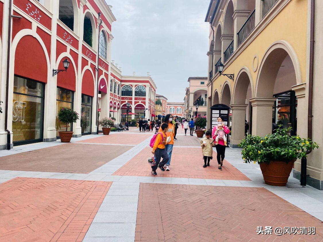 成都一个“意式”小镇火了，购物便宜品牌繁多，3500个免费停车位