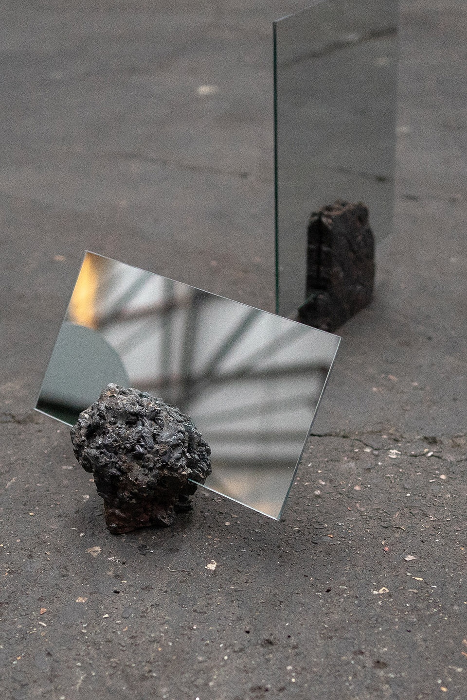 “这就是铜”家具系列，讲述原生金属及其材料背景的完整故事