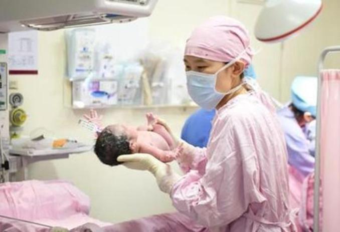 双胎孕妈想顺产遭婆家反对,孕妇怀双胞胎要生自己在家怎么办