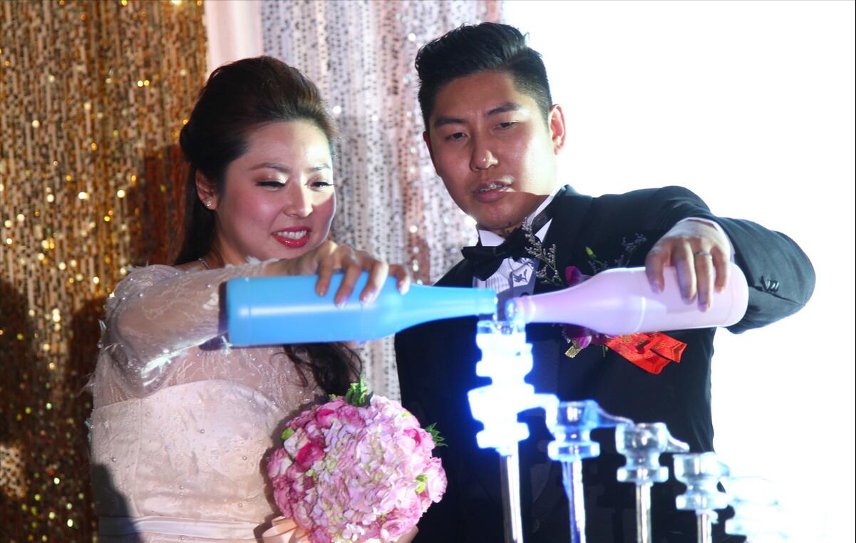 元彪携成家班惊喜现身为他庆生,元彪全家近照曝光