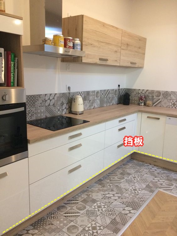 客厅中央电视柜与楼梯一体设计,客厅楼梯下面空间利用电视柜