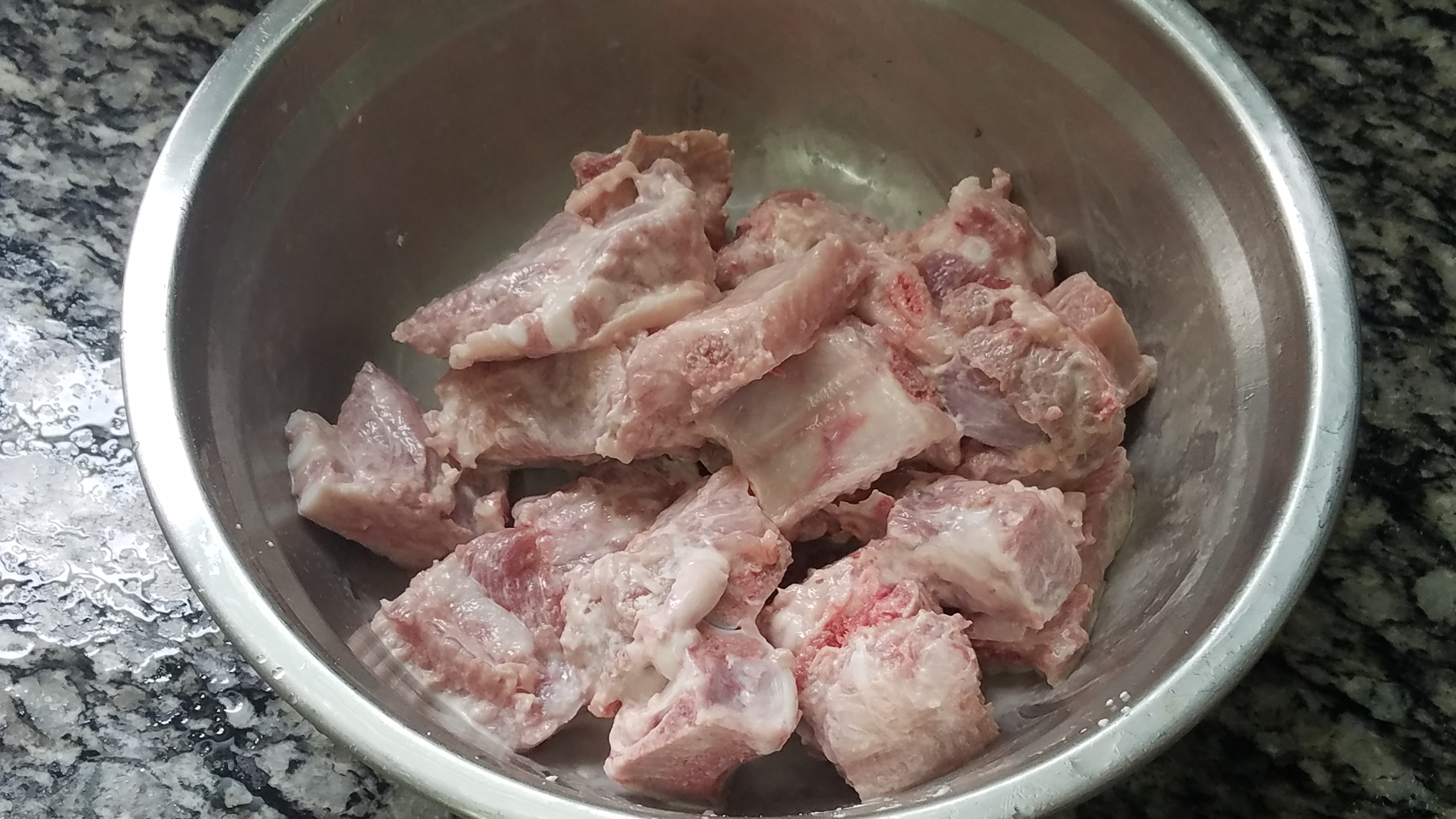 这才是椒盐排骨的家常做法，好吃又好看，味道超棒，2分钟学会