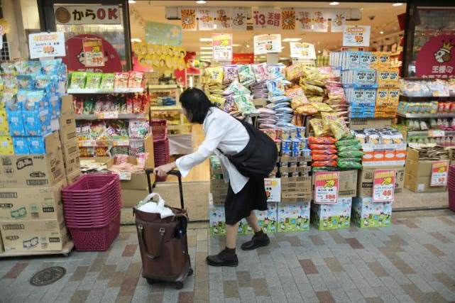 日本大阪市长称隔离期间应由男人出门购物，因为女人购物时间过长