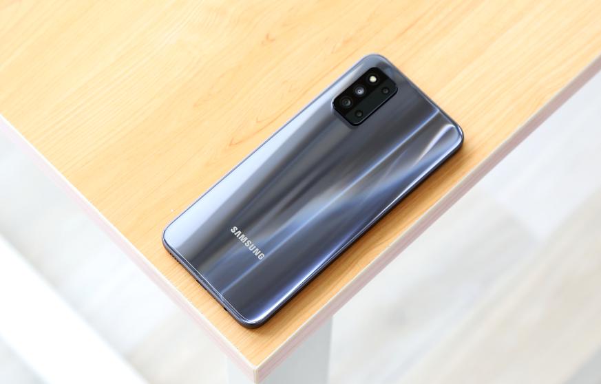 三星千元入门手机:6400万四摄+8GB降至1399元!对比国产你选谁?