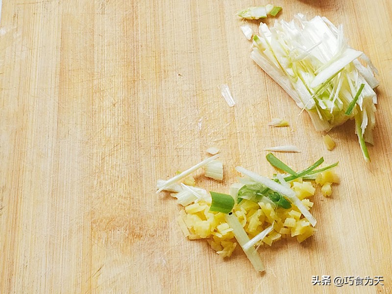 蒸鱼鲜嫩的简单方法，鱼是冷水下锅还是热水下锅，做对了才不会腥