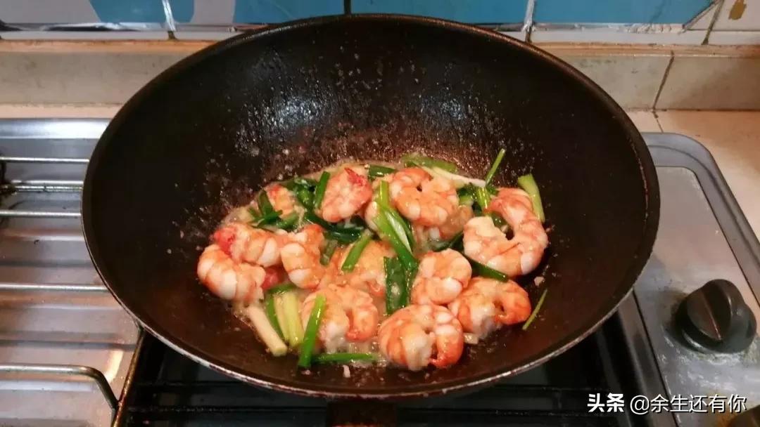 葱爆虾仁怎么做好吃视频,葱爆虾仁的最正宗做法