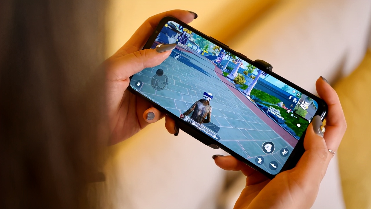 E4材质高刷屏+游戏精灵!ROG5全面能打,老玩家上手都叫好