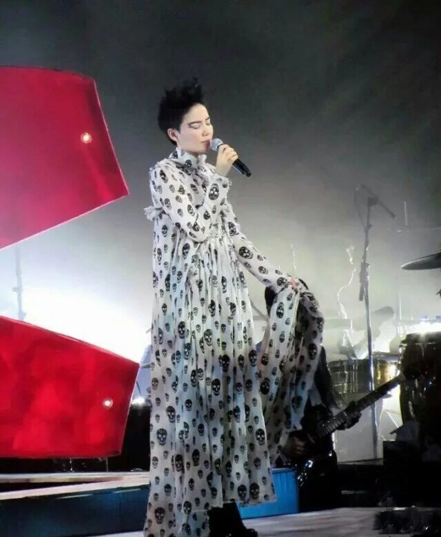 王菲的穿搭一直充满成熟的气息,王菲当年的穿搭真是越品越时髦