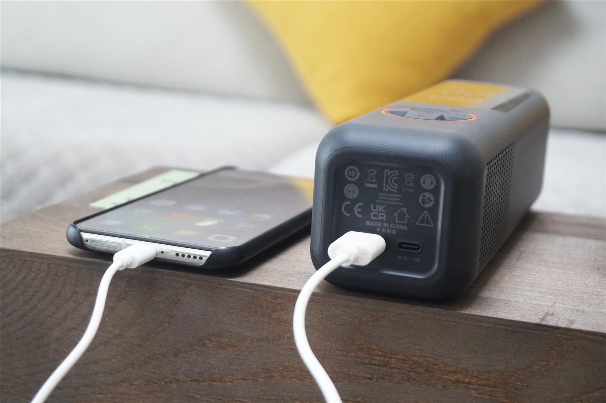 开车遇到轮胎不够气,骑车路过电动车没气帮忙打气