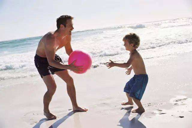 2岁孩子找保姆带还是幼儿园好,职场妈妈没有人看孩子怎么办