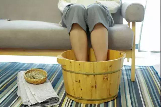 104岁老人身体硬朗坚持一个动作,94岁老人坚持锻炼身体