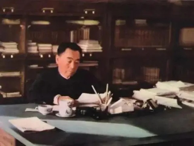 周恩来的最后几年：五次大手术仍坚持工作，旧衣作寿衣，骨灰入海